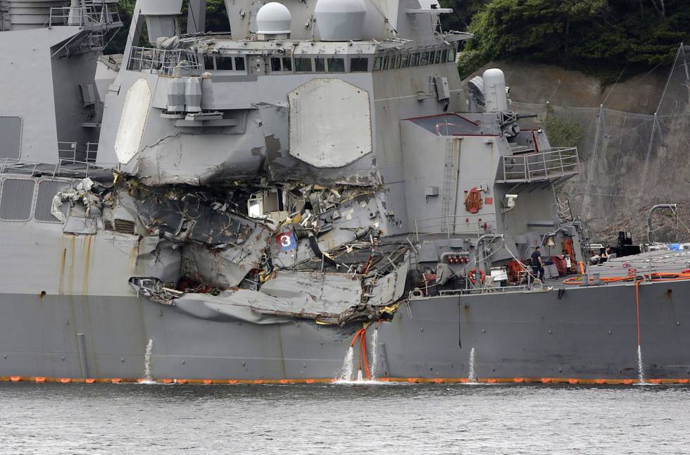 La parte dañada del USS Fitzgerald, amarrado en el puerto de Yokosuka.