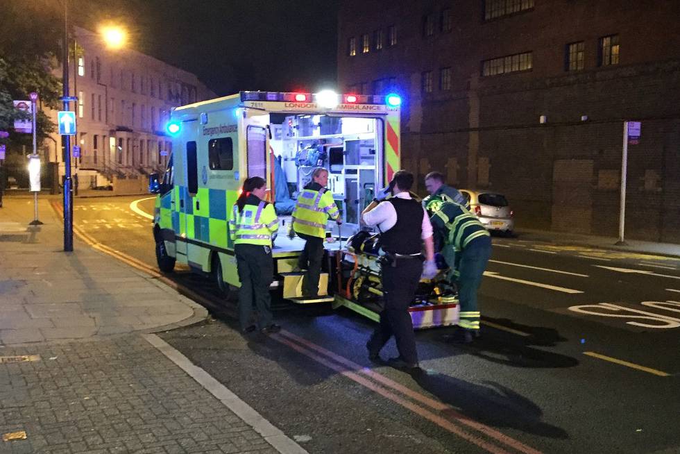 Los servicios de emergencia han llegado a Finsbury Park para auxiliar a los heridos