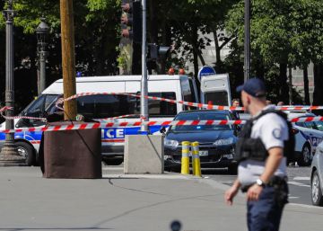 Un cotxe s’incendia als Camps Elisis després d’envestir un furgó policial Un cotxe s’incendia als Camps Elisis després d’envestir un furgó policial