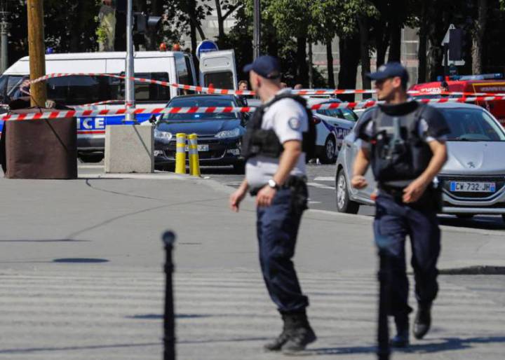 Un hombre ataca con su coche a un furgón policial en los Campos Elíseos Un hombre ataca con su coche a un furgón policial en los Campos Elíseos