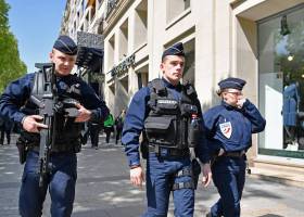 El atacante de los Campos Elíseos tenía permiso y armas pese a estar fichado por radical