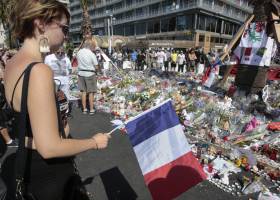 El atacante de los Campos Elíseos tenía permiso y armas pese a estar fichado por radical