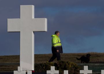 La Cruz Roja inicia la exhumación de soldados argentinos en Malvinas