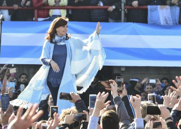 Cristina Kirchner aposta em popularidade para retornar ao poder na Argentina Cristina Kirchner aposta em popularidade para retornar ao poder na Argentina