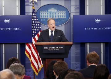 Y al octavo día, el portavoz Sean Spicer reapareció