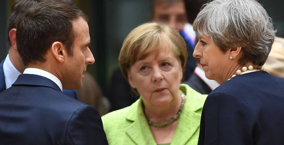 De izquierda a derecha, Macron, Merkel y May, en un momento de la cumbre.