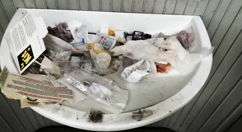 Lavabo público cercano a la narcosala de París, con restos de kits de inyección, este sábado.