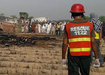 Al menos 140 muertos y 100 heridos al estallar un camión de gasolina en Pakistán Al menos 140 muertos y 100 heridos al estallar un camión de gasolina en Pakistán