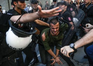 Gays desafiam proibição à parada e são reprimidos com violência na Turquia Gays desafiam proibição à parada e são reprimidos com violência na Turquia