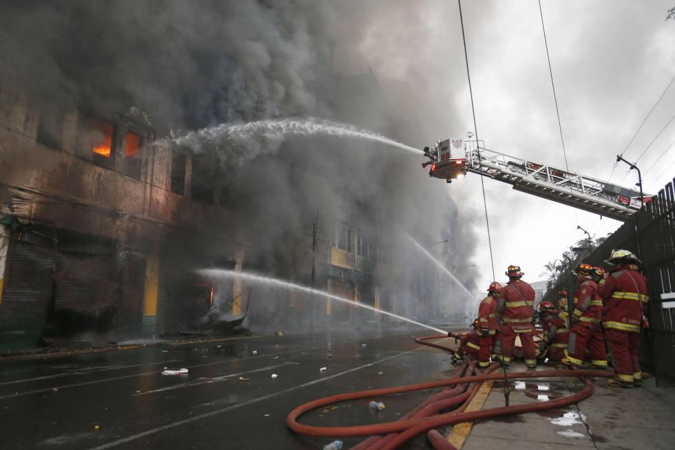 Un grupo de bomberos trata de apagar el incendio en Lima, el pasado 23 de junio. 