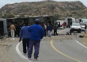 El vuelco de un bus lleno de estudiantes deja al menos 15 muertos en Argentina El vuelco de un bus lleno de estudiantes deja al menos 15 muertos en Argentina