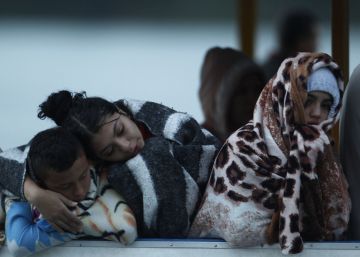“Todo era caos. Nosotros les pasábamos chalecos salvavidas y ellos se nos tiraban encima” “Todo era caos. Nosotros les pasábamos chalecos salvavidas y ellos se nos tiraban encima”