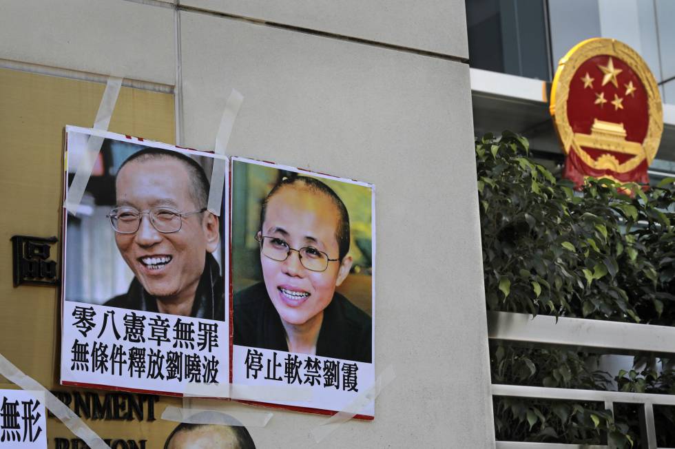 Retratos colgados por manifestantes en solidaridad con Liu y su esposa, Xia, ante la oficina de enlace con China en Hong Kong.