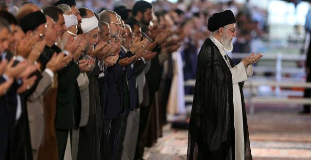 El líder supremo encabeza el rezo del Eid el Fitr el pasado lunes.