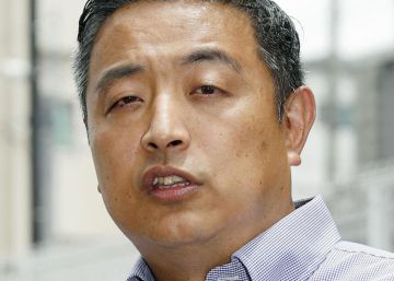 Un discapacitado, forzado a arrastrarse para subir a un avión en Japón