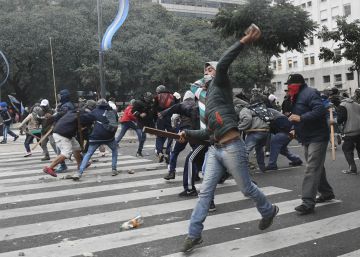 La Policía de Buenos Aires dispersa a la fuerza un corte de calles en plena campaña electoral La Policía de Buenos Aires dispersa a la fuerza un corte de calles en plena campaña electoral