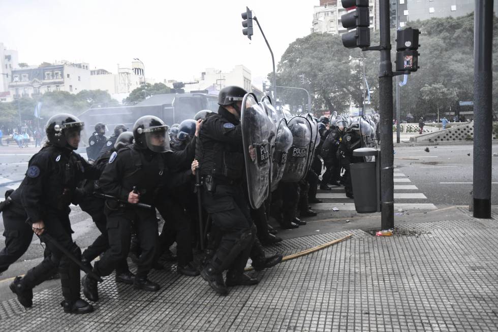 La policía avanza sobre los manifestantes que cortaron la 9 de julio.