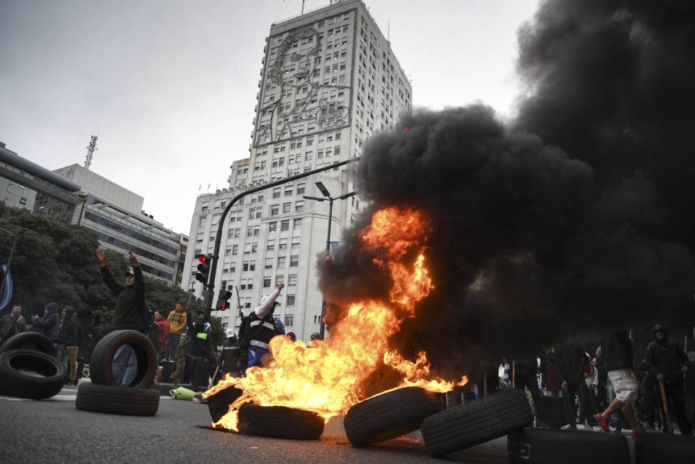 Piqueteros queman neumáticos frente al ministerio de Desarrollo Social.