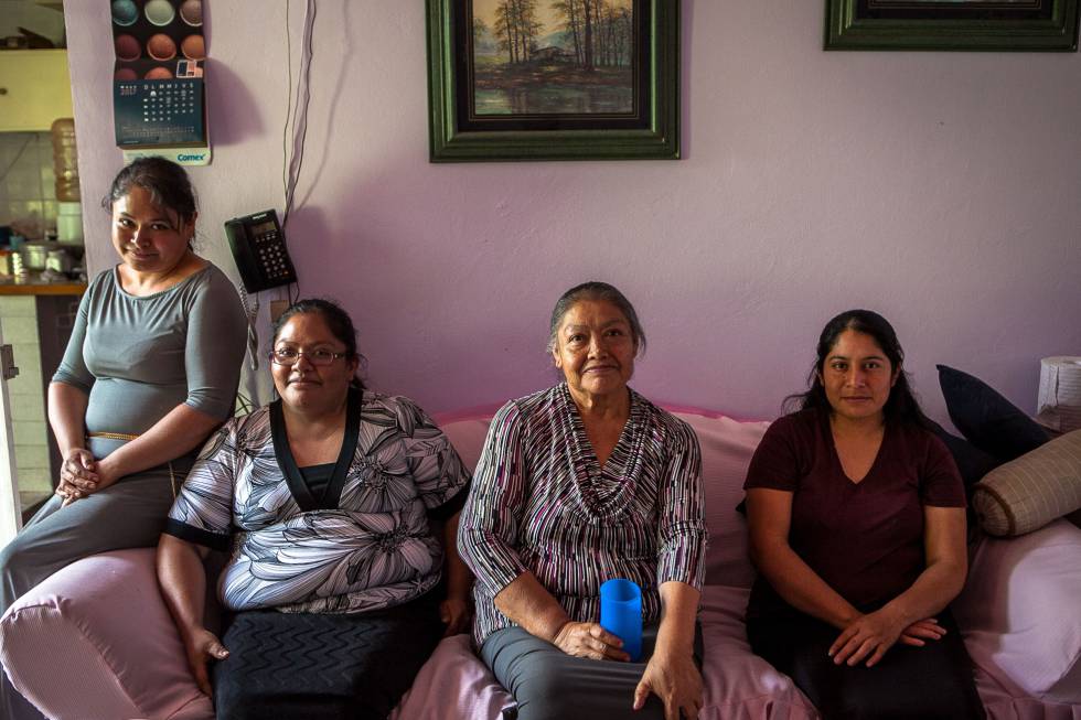 Desde la izquierda, Noemí­ Romero, su hermana, su madre y su prima en su casa en Chimalhuacán.