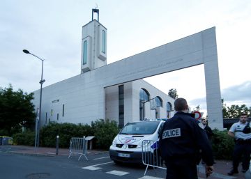 Ingresado por esquizofrenia el hombre que estrelló su coche contra una mezquita en Francia Ingresado por esquizofrenia el hombre que estrelló su coche contra una mezquita en Francia