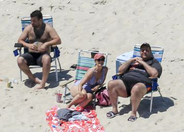 La polémica del gobernador que cerró las playas al público y se fue a tomar el sol a la playa