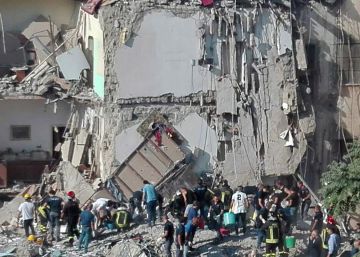 Al menos dos muertos al desplomarse un edificio cerca de Nápoles Al menos dos muertos al desplomarse un edificio cerca de Nápoles
