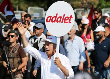 Centenas de milhares de turcos se manifestam em Istambul contra Erdogan