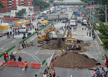 Un auto cae en un inmenso socavón en una autopista recién inaugurada en México