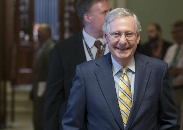 El líder del Senado Mitch McConnell, este jueves junto a una asesora