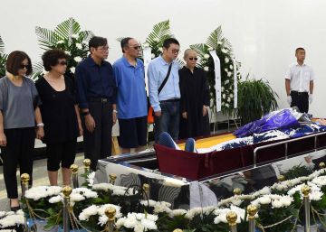 La policía secreta y Mozart acompañan a la viuda de Liu Xiaobo en el funeral
