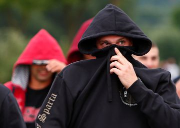 6.000 neonazis desembarcan en un pueblo alemán de 3.000 vecinos para un concierto 6.000 neonazis desembarcan en un pueblo alemán de 3.000 vecinos para un concierto