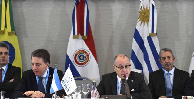 El canciller argentino Jorge Faurie (derecha) abre la Cumbre del Mercosur en Mendoza.