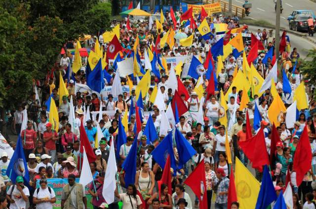 Un grupo de personas participa en la marcha nacional por la paz.