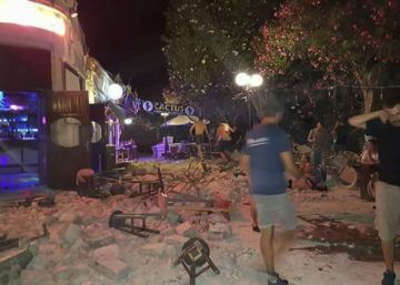 Un terremoto deja dos turistas muertos y 90 heridos en una isla griega Un terremoto deja dos turistas muertos y 90 heridos en una isla griega