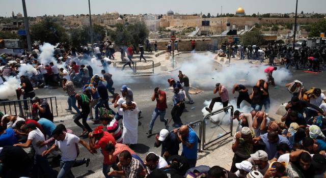 Las fuerzas de seguridad israelíes lanzan gases lacrimógenos, este viernes en la Ciudad Vieja de Jerusalén.