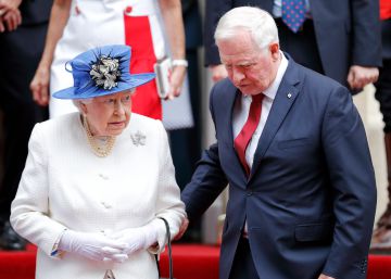 Críticas al Gobernador de Canadá por tocar a la Reina de Inglaterra en un acto público Críticas al Gobernador de Canadá por tocar a la Reina de Inglaterra en un acto público