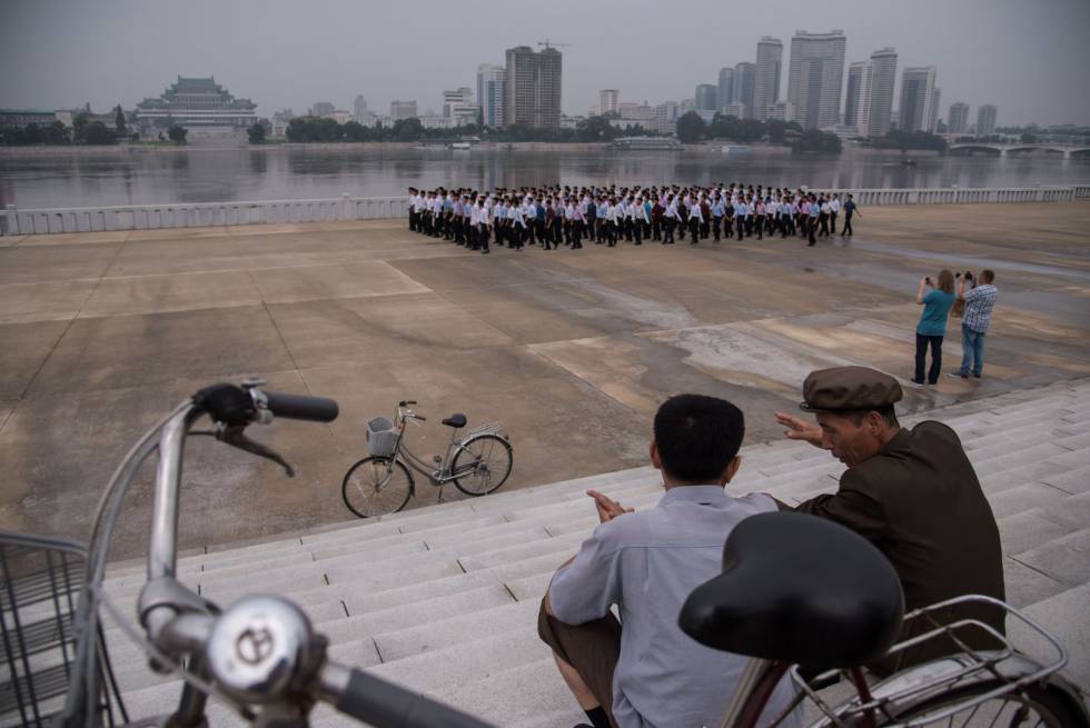 Un par de turistas sacando fotos en el río Taedong, en Pyongyang.