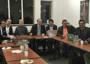 Líderes de las FARC y exjefes paramilitares se sientan en la misma mesa para hablar de paz Líderes de las FARC y exjefes paramilitares se sientan en la misma mesa para hablar de paz