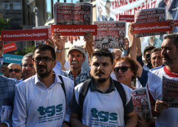 Turquía juzga al diario ‘Cumhuriyet’ pese a las presiones internacionales Turquía juzga al diario ‘Cumhuriyet’ pese a las presiones internacionales