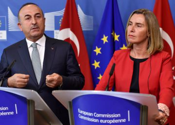 Bruselas reprocha a Ankara los encarcelamientos de periodistas Bruselas reprocha a Ankara los encarcelamientos de periodistas