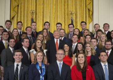 Donald Trump manda callar a una periodista en una sesión de fotos en la Casa Blanca Donald Trump manda callar a una periodista en una sesión de fotos en la Casa Blanca