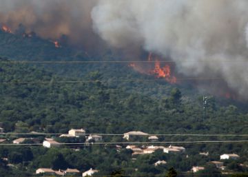 Incêndio no sul da França força retirada de 10.000 pessoas Incêndio no sul da França força retirada de 10.000 pessoas