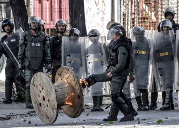 El chavismo se moviliza para quebrar la huelga general El chavismo se moviliza para quebrar la huelga general