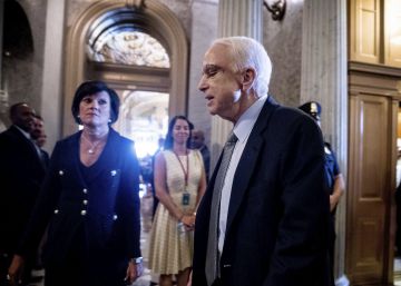 McCain, afectado de cáncer, enmudece al Senado con su defensa del consenso McCain, afectado de cáncer, enmudece al Senado con su defensa del consenso