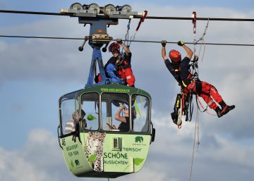 Rescatadas un centenar de personas en el teleférico sobre el Rin
