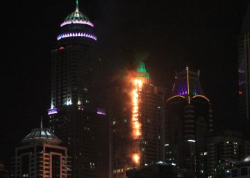 Arde la Torre Antorcha en Dubái, uno de los edificios residenciales más altos del mundo Arde la Torre Antorcha en Dubái, uno de los edificios residenciales más altos del mundo