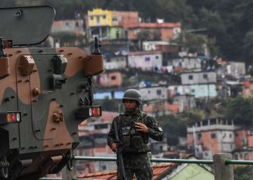 No Rio, megaoperação com as Forças Armadas nas favelas apreende só três pistolas No Rio, megaoperação com as Forças Armadas nas favelas apreende só três pistolas