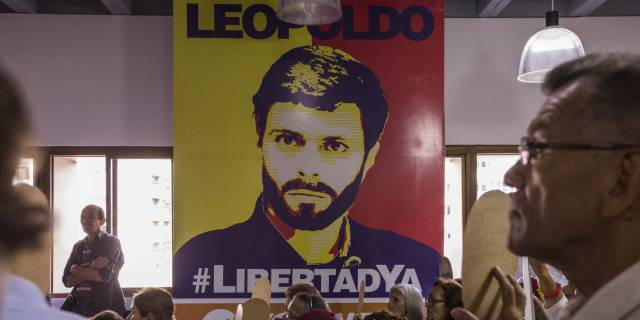 Un grupo de personas exige la libertad de Leopoldo López.