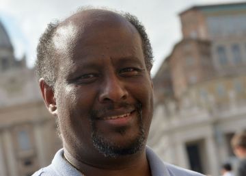 Italia investiga a un cura propuesto al Nobel de la Paz por ayudar a la inmigración irregular