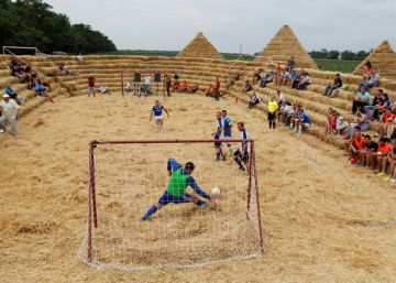 Un estadio de fútbol biodegradable levantado en cinco días Un estadio de fútbol biodegradable levantado en cinco días
